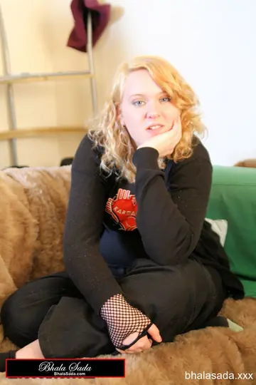 Curvy Redhead MILF Strips Sweatshirt to Reveal Black Bra