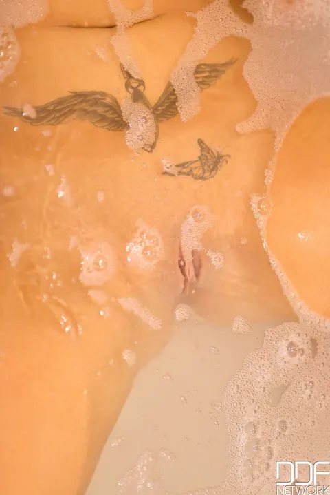 Katie Thornton: Blonde MILF Washes Her Enhanced Tits in the Bathroom – photo 17 of 21