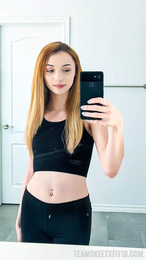 Cecelia Taylor: Petite Redhead Poses in Yoga Pants at the Gym Mirror – photo 9 of 20