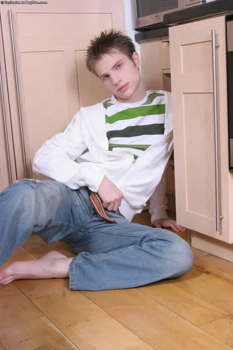 Man Strips Nude and Poses for the Camera – photo 5 of 21