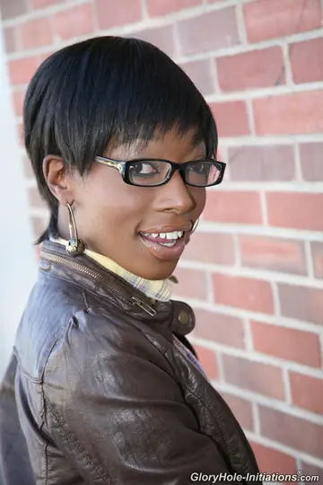 Taylor Starr – Ebony Brunette in Glasses Sucks Gloryhole Cock in the Bathroom