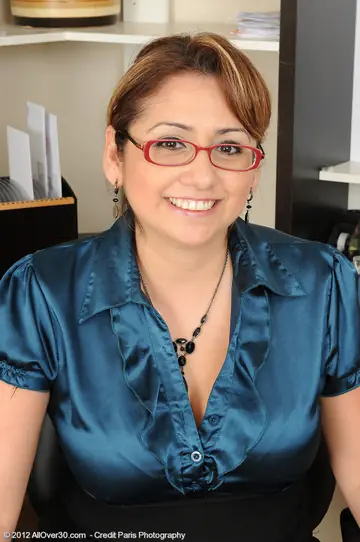 Jessica Zara – Curvy Brunette MILF with Big Tits Strips to Heels and Glasses in the Office