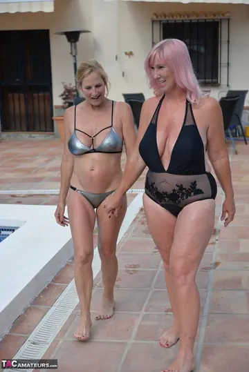 Molly Maracas – Thick Blonde British MILFs Lick Pussy in Bikinis at Poolside