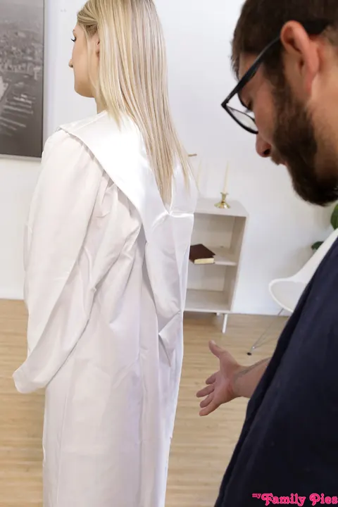 Haley Reed: Tall Blonde in Glasses Gives a Blowjob and Takes a Creampie – photo 1 of 16