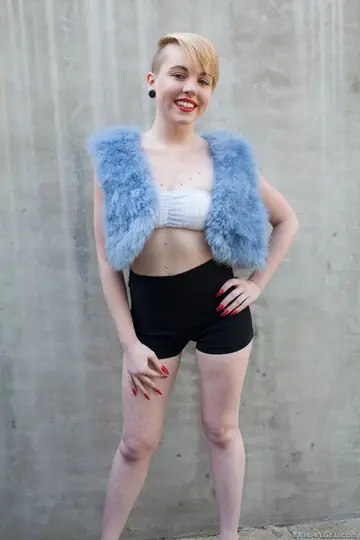 Miley May – Short-Haired Blonde in Heels and Shorts Spreads Wide