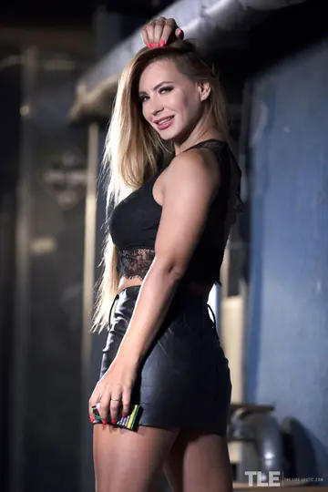 Dorothy Black – Thick Blonde MILF Strips Off Her Leather Skirt to Finger Herself