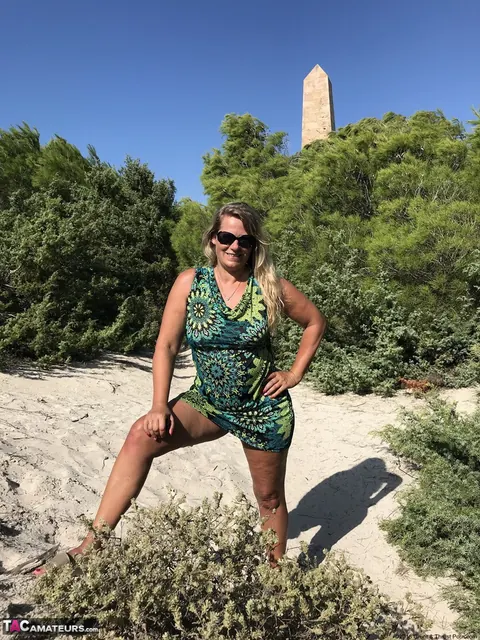 Sweet Susi: Thick Mature Blonde Flaunts Her Big Tits on a Sandy Dune – photo 1 of 20