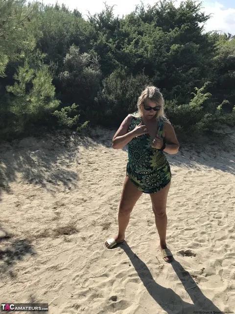 Sweet Susi: Thick Mature Blonde Flaunts Her Big Tits on a Sandy Dune – photo 11 of 20