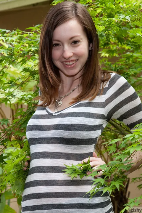 Victoria Voss: Brunette Pulls Down Her Jeans and Poses Outdoors – photo 1 of 11