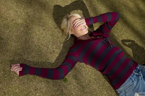 Tegan Summers: Short-Haired Blonde Flashes Her Small Tits in Jeans Outdoors – photo 4 of 11