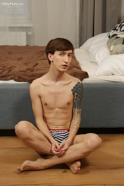 Man Strips Nude and Poses Fully Naked – photo 3 of 20