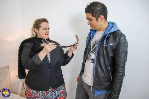 Sophia Lola: Curvy Mature Blonde in Pantyhose Facesits and Plays with a Dildo – photo 3 of 16