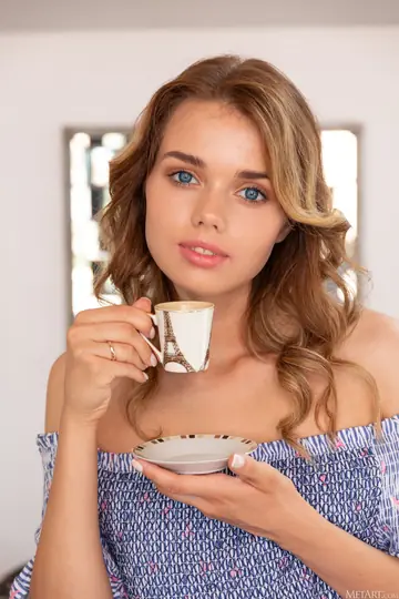 Keira Blue – Blonde Poses Nude in a Glamour Set