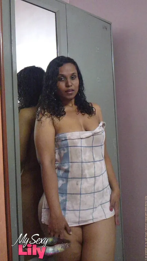 Lily Singh: Indian BBW Shows Her Curves Before a Mirror – photo 4 of 12