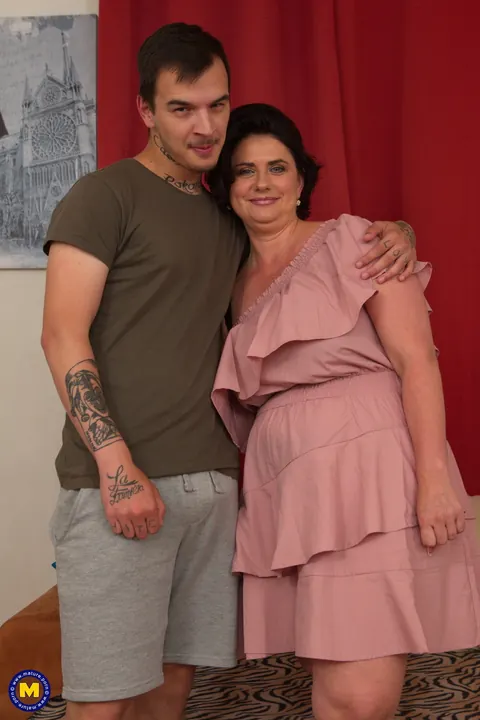 BBW MILF in a Skirt Gets Licked and Fucked – photo 4 of 16