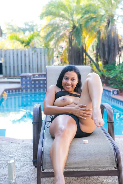 Cassie Taylor: Chubby Ebony MILF Strips Out of Her Bikini by the Pool – photo 3 of 16
