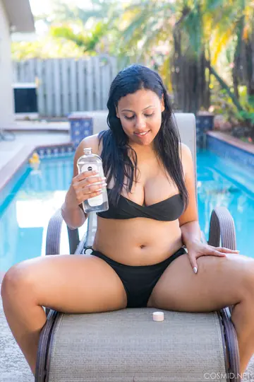 Cassie Taylor – Chubby Ebony MILF Strips Out of Her Bikini by the Pool