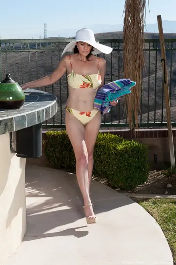 Veronica Snow – Busty Redhead MILF Strips Out of Her Bikini by the Pool