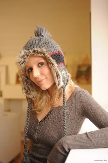 Holly Newberry – Tall British MILF Bares Her Body and Long Legs