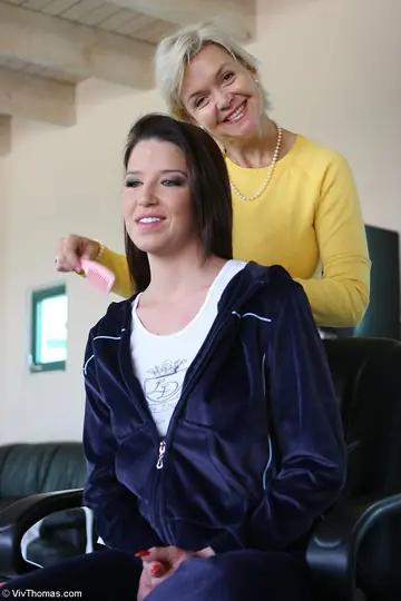 Kelli Tyler – Small-Titted Brunette MILF Spreads in High Heels