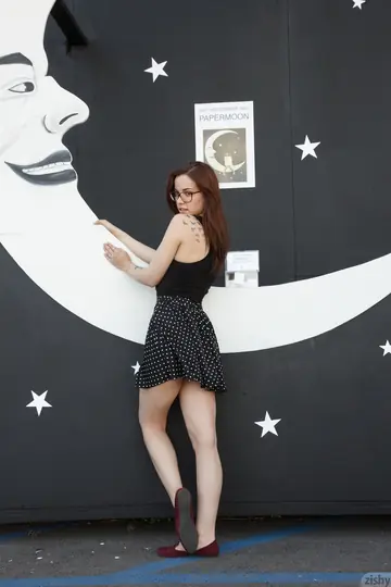 Elizabeth Marxs – Busty Redhead Reveals Her Natural Tits and Panties in Public