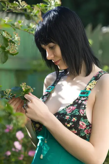 Pale Thick Babe Spreads Her Hairy Pussy Outdoors