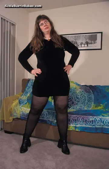Thick MILF in Glasses Gives a Blowjob and Fucks