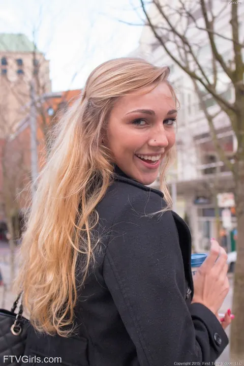 Kendra Sunderland: Tall Slim Blonde Flashes Her Big Tits Outdoors – photo 17 of 20