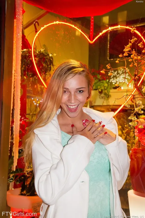 Kendra Sunderland: Tall Slim Blonde Flashes Her Big Tits Outdoors – photo 10 of 20