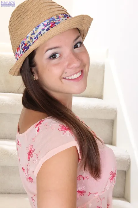 Veronica Berry: Petite Ebony Babe Undresses Out of Her Jeans and Spreads – photo 3 of 21