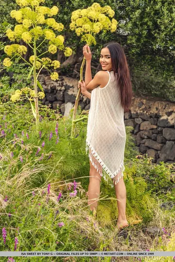 Isa Sweet – Latina Undresses and Spreads on a Cliff