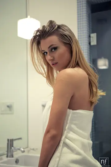 Natalia Starr – Blonde Babe with Big Natural Tits Poses and Spreads in the Shower