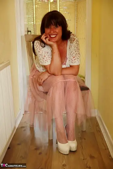 Juiceyjaney – British MILF in Lingerie Masturbates on a Chair in the Hallway