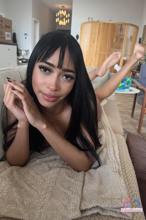 Two Latinas Kiss and Spread for the Camera – photo 10 of 21