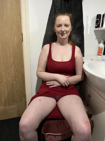 British Redhead Undresses and Poses Nude for Gallery