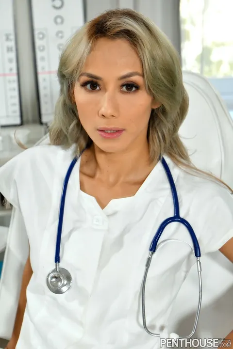 Veronica Leal: Latina Strips Naked in the Office – photo 1 of 21
