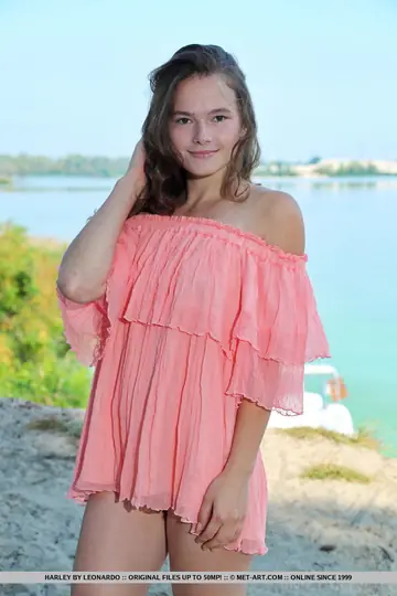 Slim Babe Strips Naked and Spreads on the Beach
