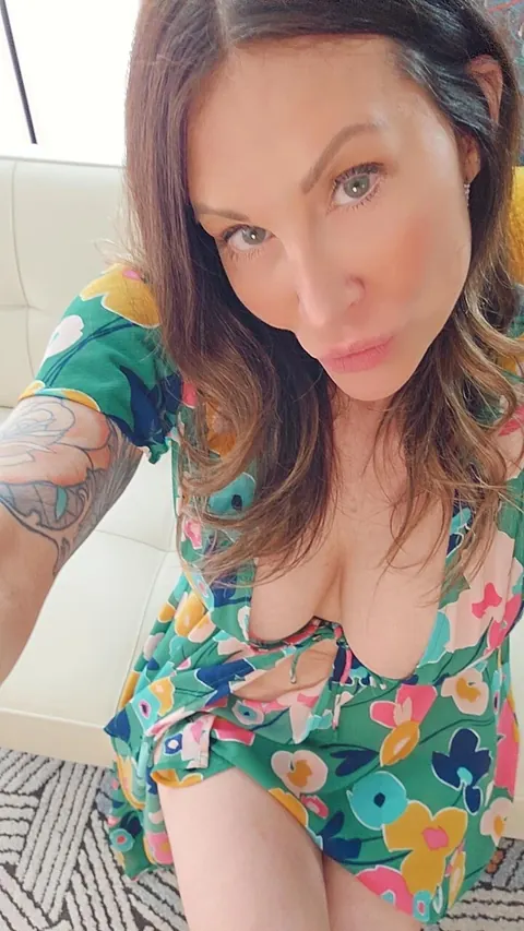 MILF Undresses and Shows Her Big Natural Tits – photo 7 of 11