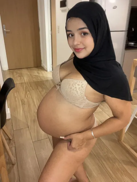 Pregnant Arab BBW Poses Nude Showing Her Belly – photo 10 of 13