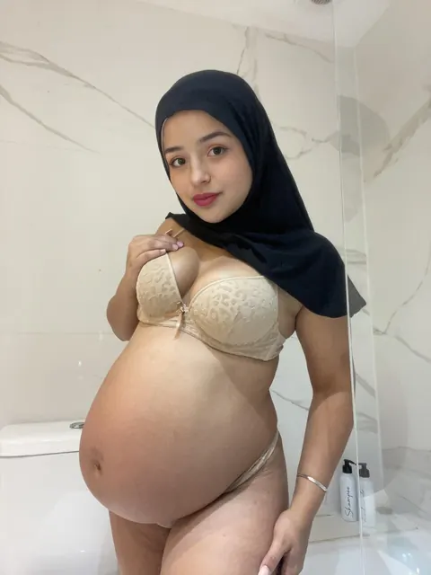 Pregnant Arab BBW Poses Nude Showing Her Belly – photo 12 of 13