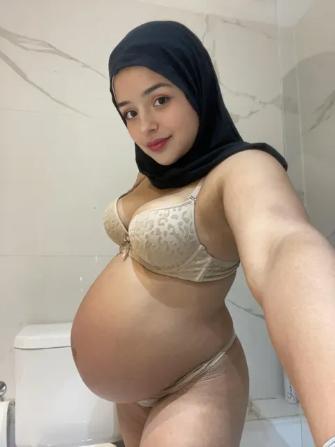 Pregnant Arab BBW Poses Nude Showing Her Belly – photo 11 of 13