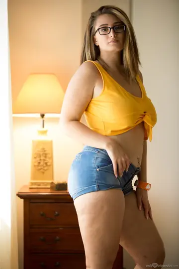 Britt James – Latina BBW in Glasses Gives a Blowjob in Shorts