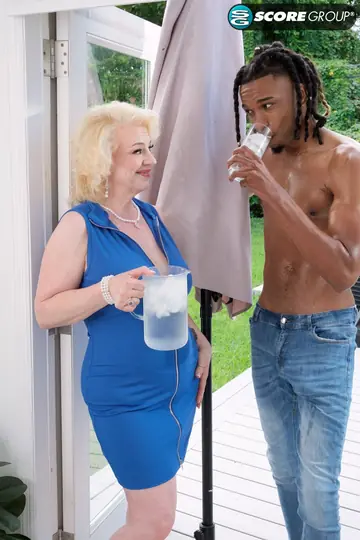 Mature PAWG Takes a Big Black Cock Up Her Ass