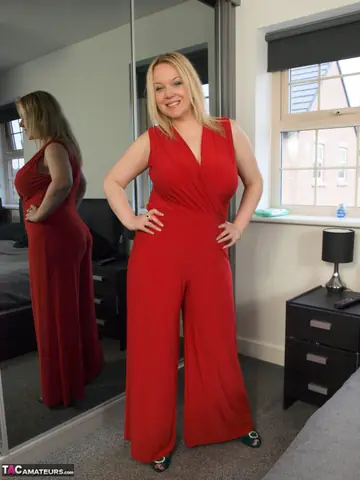 Sindy Bust – Curvy Blonde MILF Strips Out of Her Red Dress