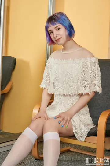 Pinky Xxx – Ebony Redhead Shows Her Hairy Pussy in Socks
