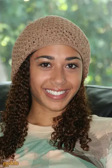 Mimi Allen – Ebony Woman Strips Out of Her Jeans and Spreads Wide