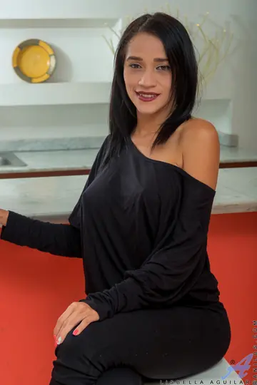 Lisbella Aguilar – Busty Latina MILF Gets Fingered in Yoga Pants