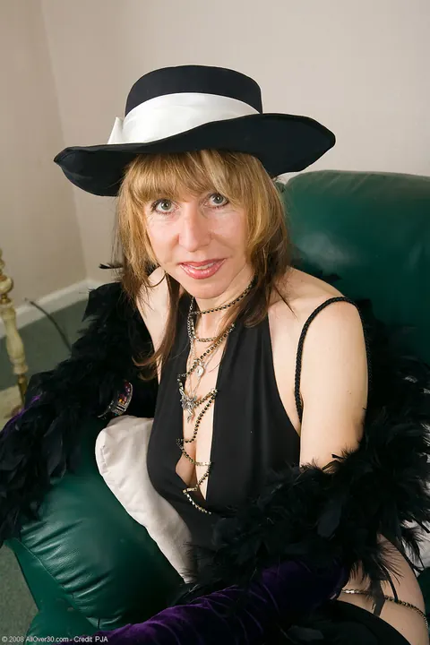 MILF Poses Fully Nude and Shows Her Body – photo 1 of 21