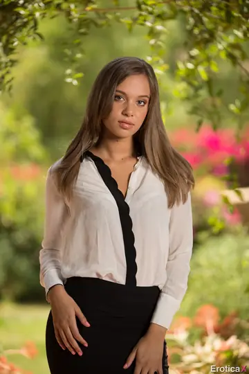 Thick Brunette Lifts Her Skirt Outdoors to Show Off Her Ass