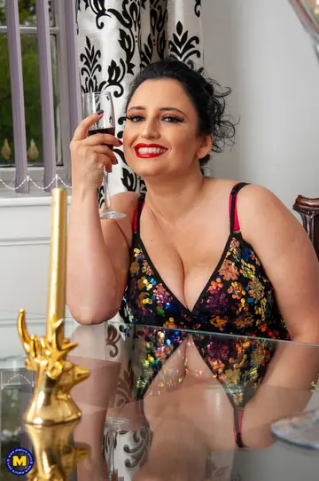 Jasmine De Launay – Curvy Brunette MILF with Big Natural Tits Spreads Her Legs